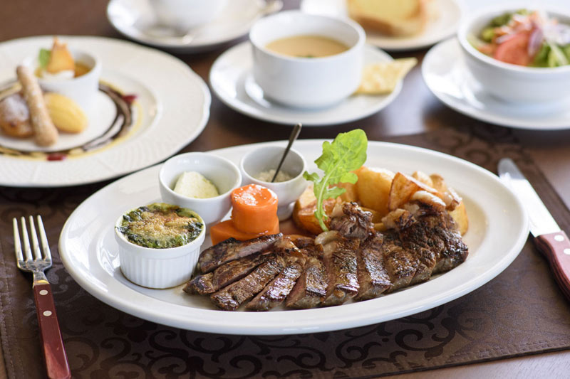 ドライエイジング技術を駆使した肉料理