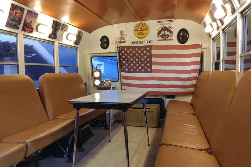 アメリカンな雰囲気の車内