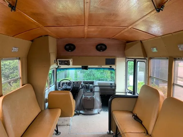 納車時のスクールバス車内