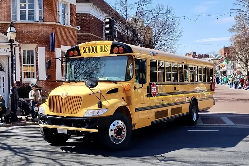 C型のスクールバス